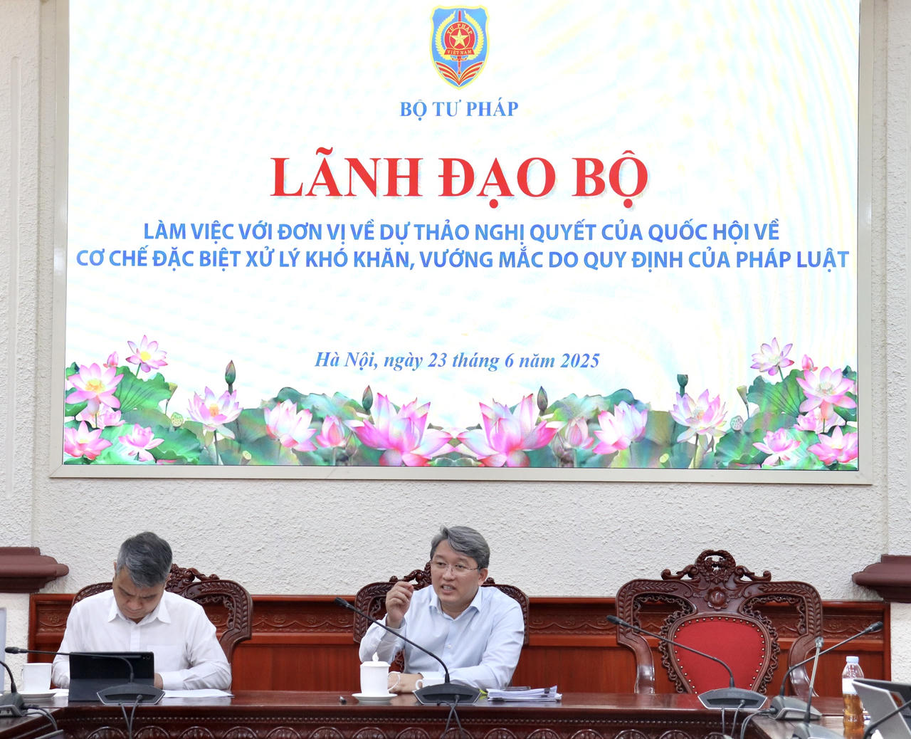 Hoàn thiện dự thảo nghị quyết về xử lý vướng mắc do quy định pháp luật