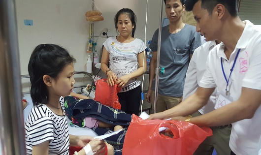 Tết Thiếu nhi sớm cho các bệnh nhi tại Viện Huyết học và Truyền máu TƯ