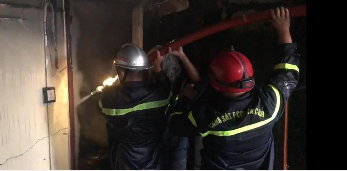 Giải cứu 7 người mắc kẹt trong căn nhà bị hỏa hoạn