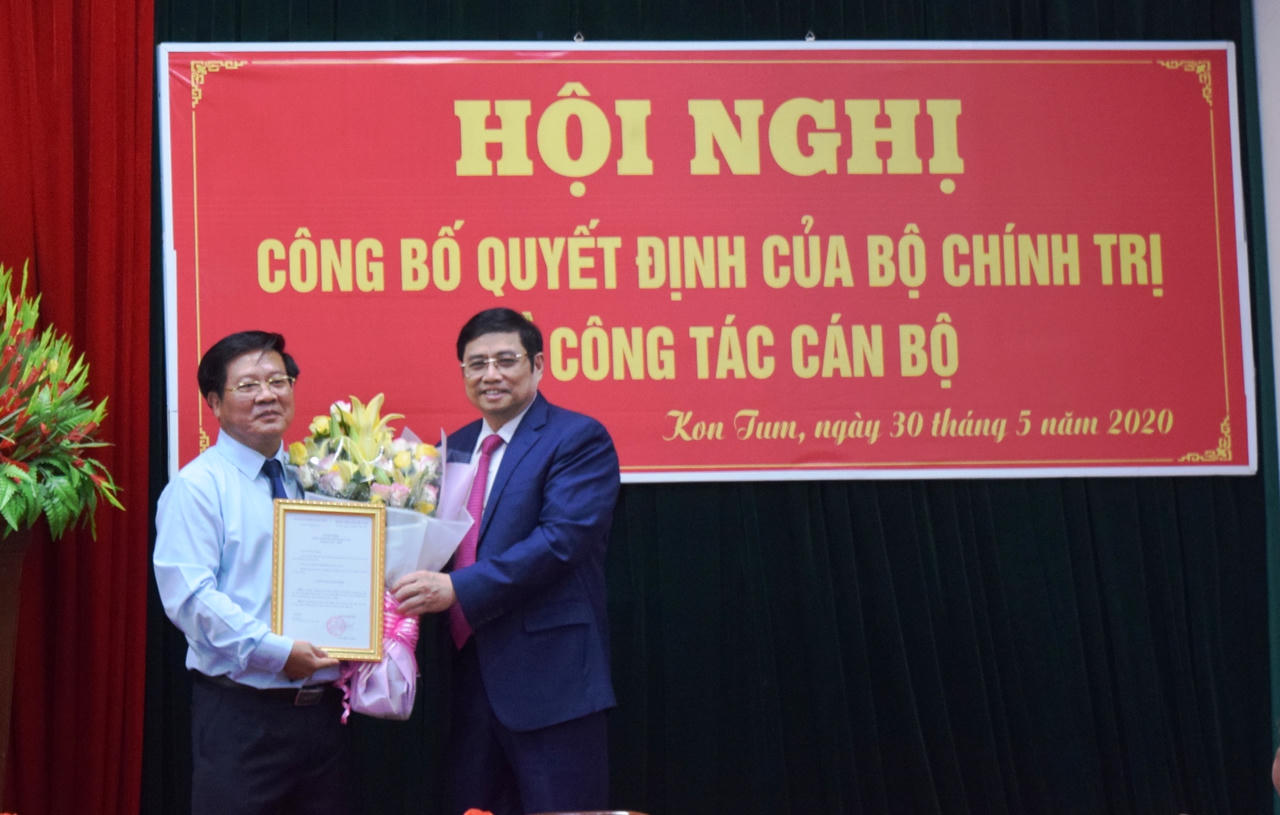 Trao quyết định của Bộ Chính trị về công tác cán bộ tại Kon Tum