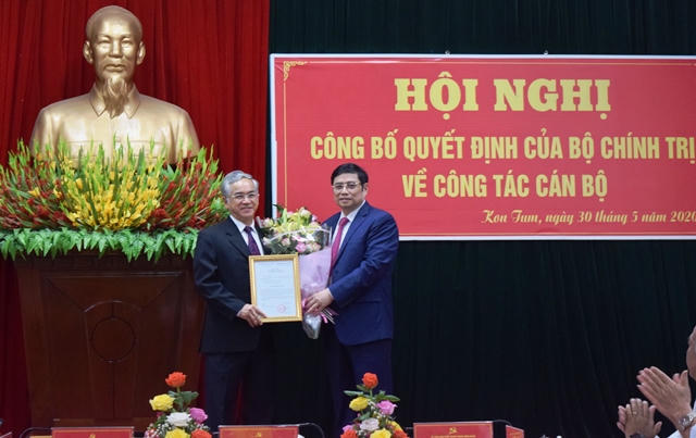 Trao quyết định của Bộ Chính trị về công tác cán bộ tại Kon Tum