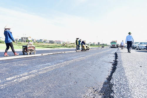 Phó Thủ tướng kiểm tra hiện trường xây dựng đoạn cao tốc Cao Bồ-Mai Sơn
