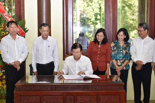 Dâng hương, dâng hoa tưởng niệm Chủ tịch Tôn Đức Thắng