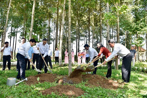 Dâng hương, dâng hoa tưởng niệm Chủ tịch Tôn Đức Thắng