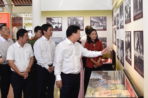 Dâng hương, dâng hoa tưởng niệm Chủ tịch Tôn Đức Thắng