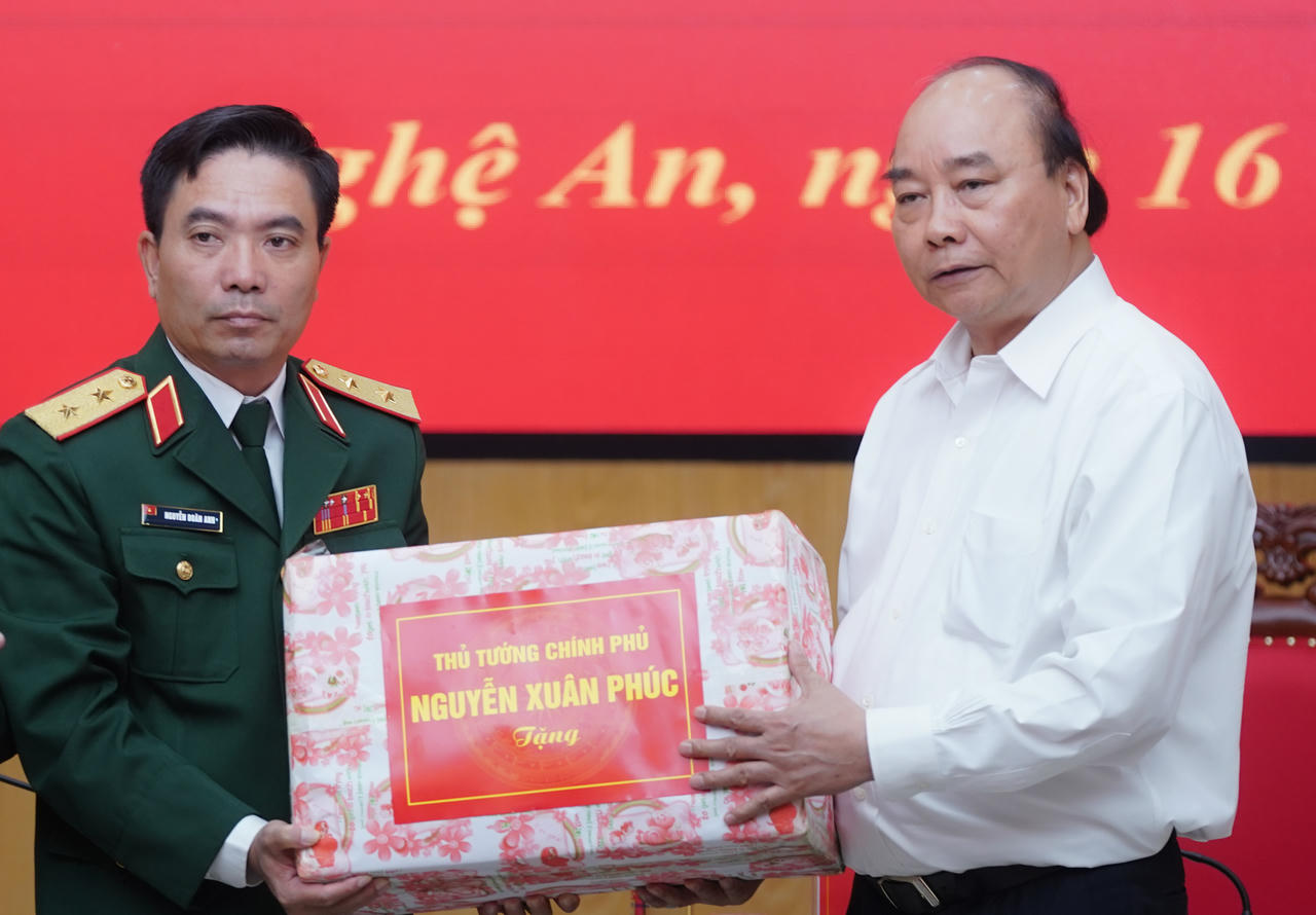 Thủ tướng: Quân đội ta luôn thể hiện phẩm chất sẵn sàng cứu dân, hy sinh giúp dân khi gặp nạn