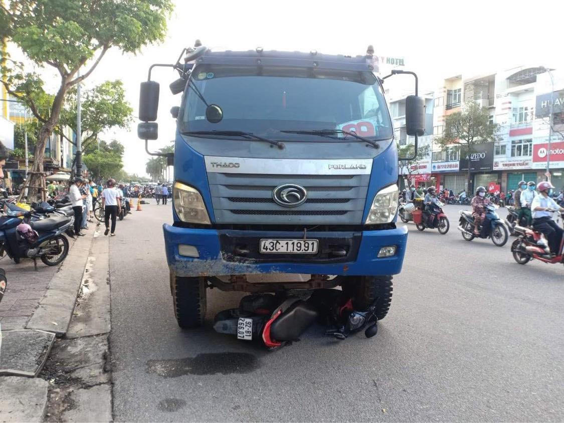 Đà Nẵng: Dừng đèn đỏ, cô gái trẻ bị xe tải tông chết thảm