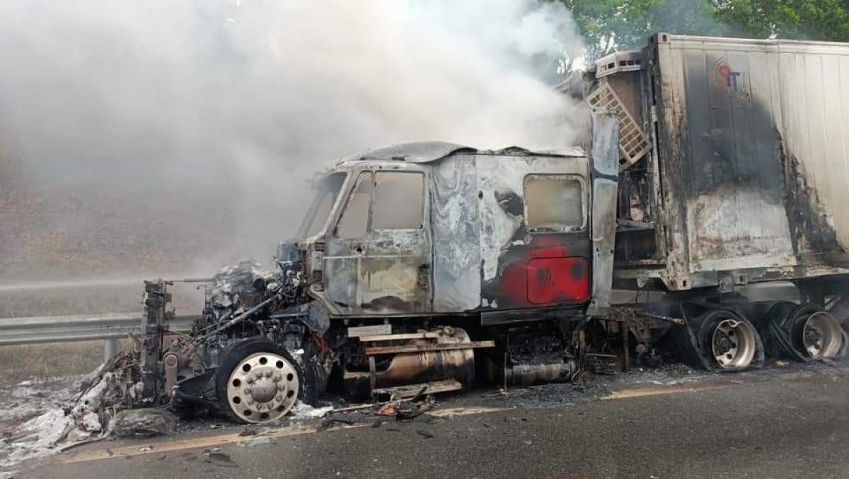 Toàn bộ phần đầu xe đã bị ngọn lửa thiêu rụi.