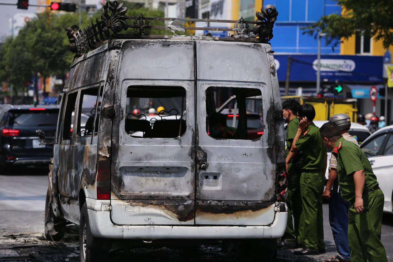  Xe chở quan tài bốc cháy ngùn ngụt giữa phố 
