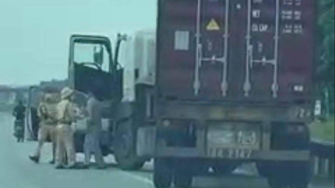 Phạt 30 triệu đồng lái xe đầu kéo lạng lách, đánh võng trên đường