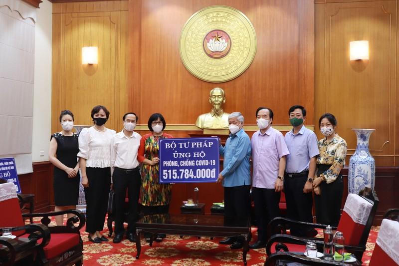 Một gia đình đóng góp Quỹ vaccine phòng COVID-19 5 tỷ đồng