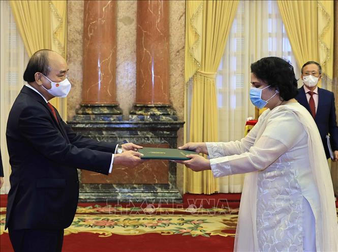 Chủ tịch nước Nguyễn Xuân Phúc tiếp các Đại sứ trình Quốc thư