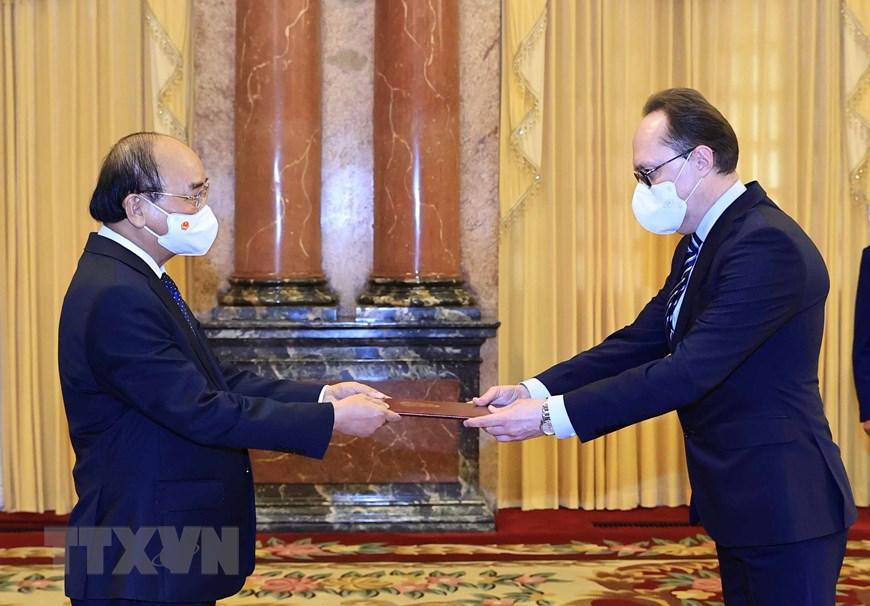 Chủ tịch nước tiếp Đại sứ của bốn nước đến trình Quốc thư