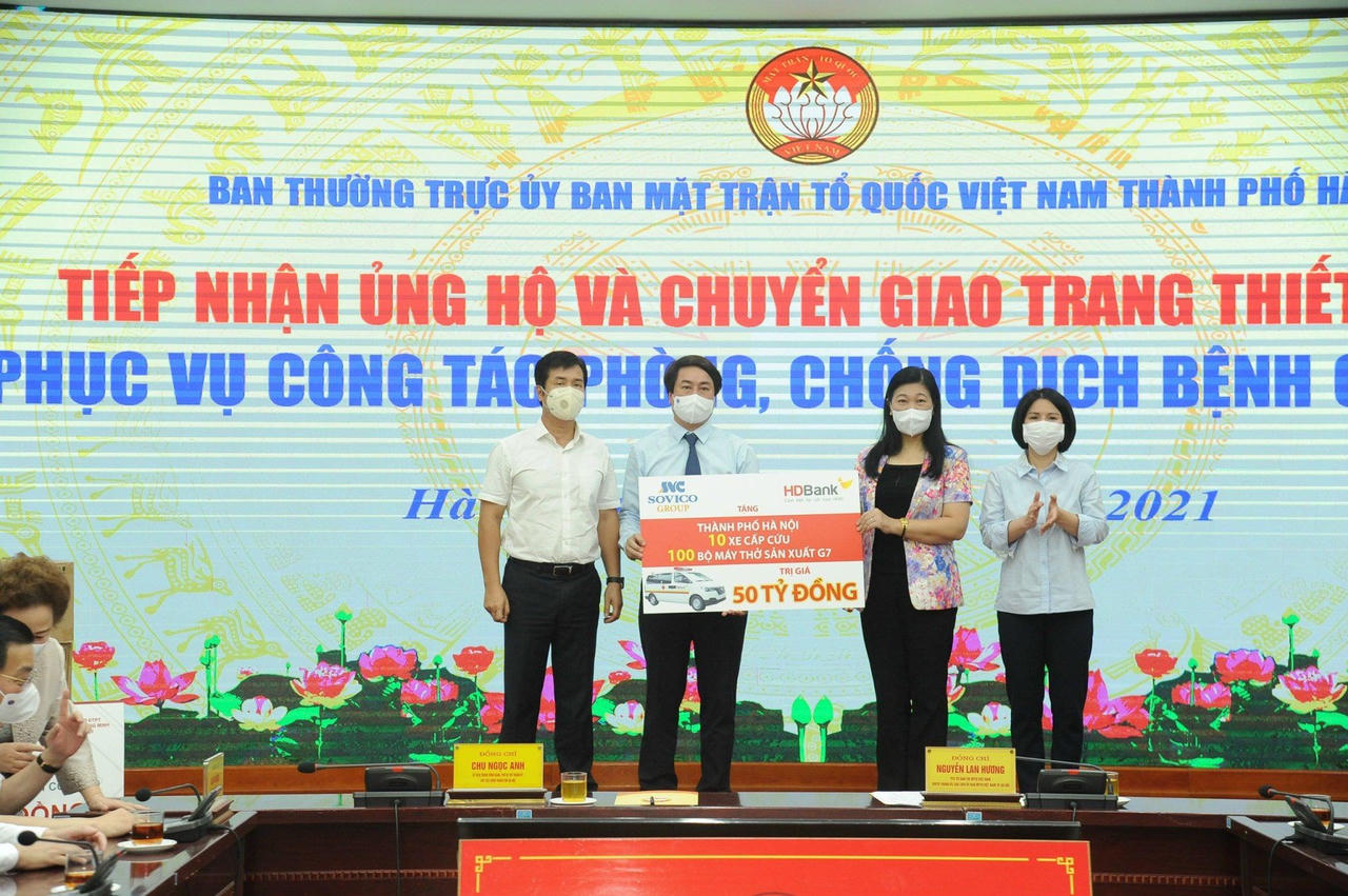 Hà Nội tiếp nhận trang thiết bị y tế phục vụ công tác phòng, chống dịch COVID-19 trị giá hơn 100 tỉ đồng