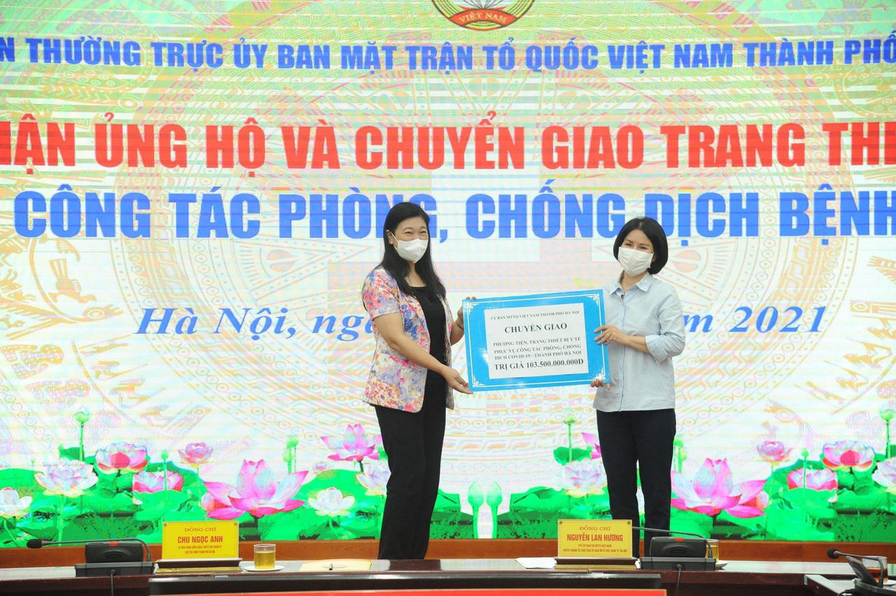 Hà Nội tiếp nhận trang thiết bị y tế phục vụ công tác phòng, chống dịch COVID-19 trị giá hơn 100 tỉ đồng