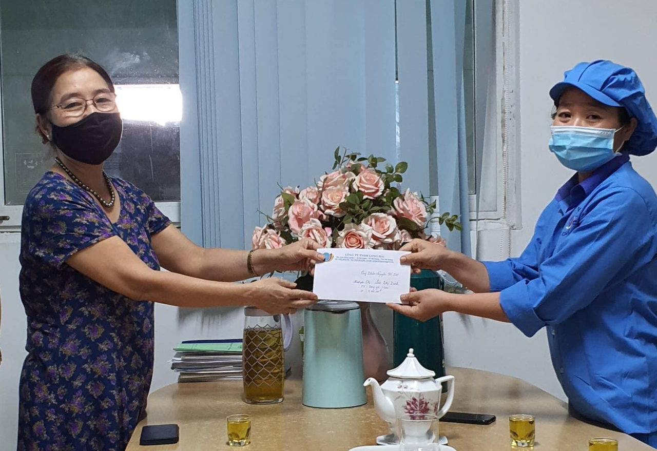 Quỹ thiện nguyện Long Hải tặng quà cho các lao động khó khăn do COVID-19