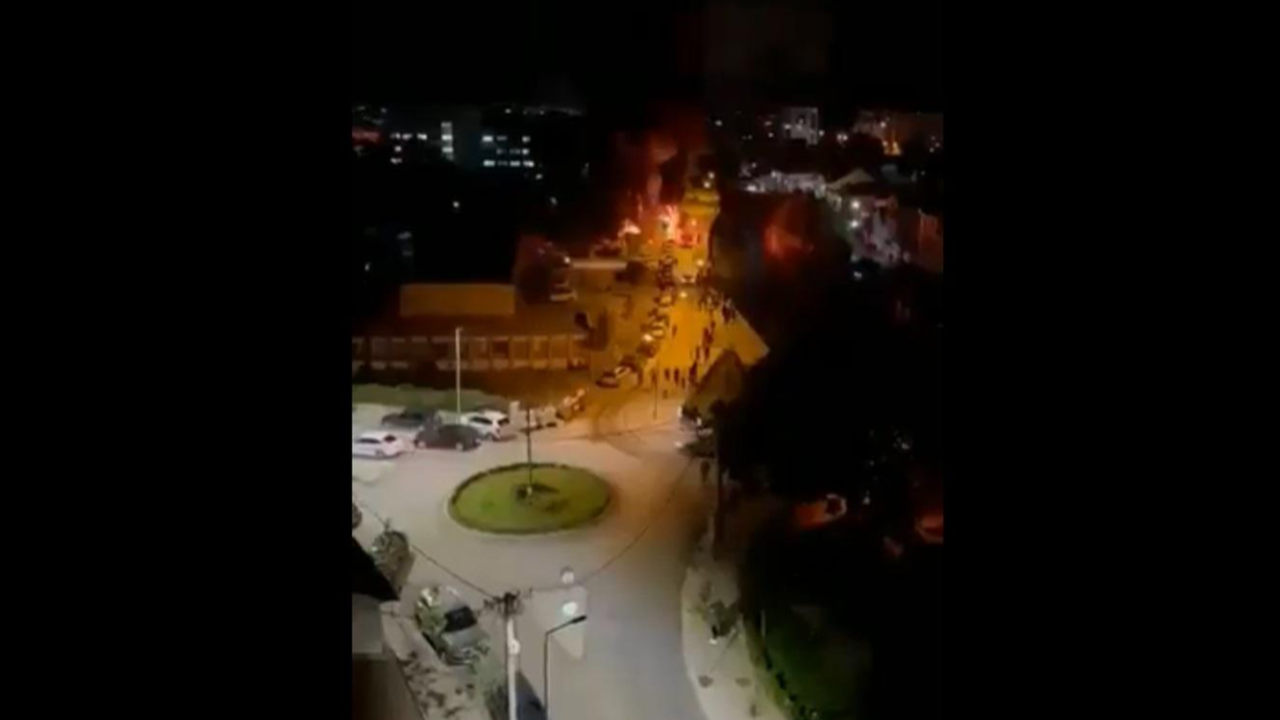 Bệnh viện điều trị COVID-19 phát hỏa sau tiếng nổ 'rung chuyển tòa nhà'