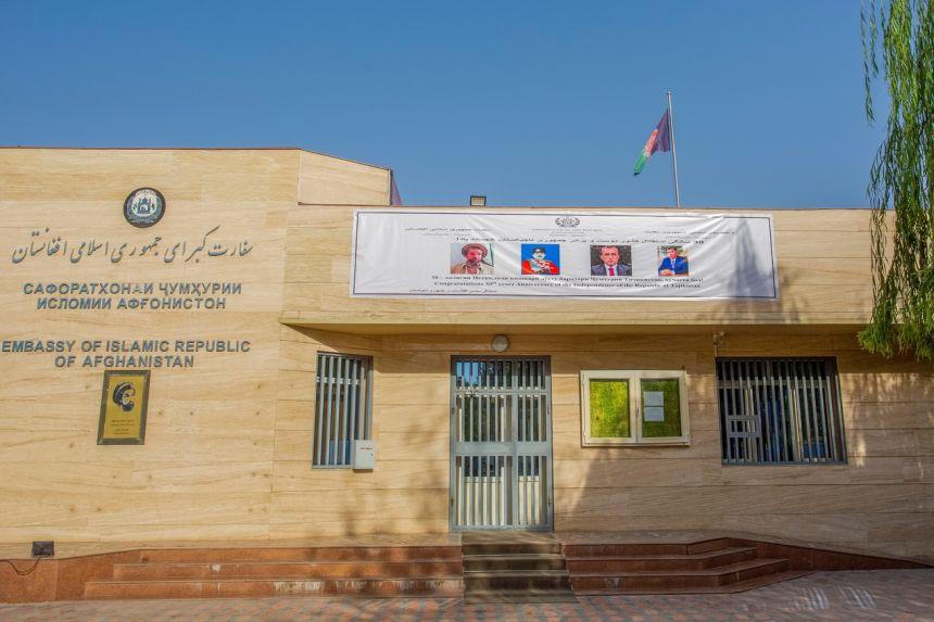 Từ đại sứ trở thành... ăn xin đúng nghĩa