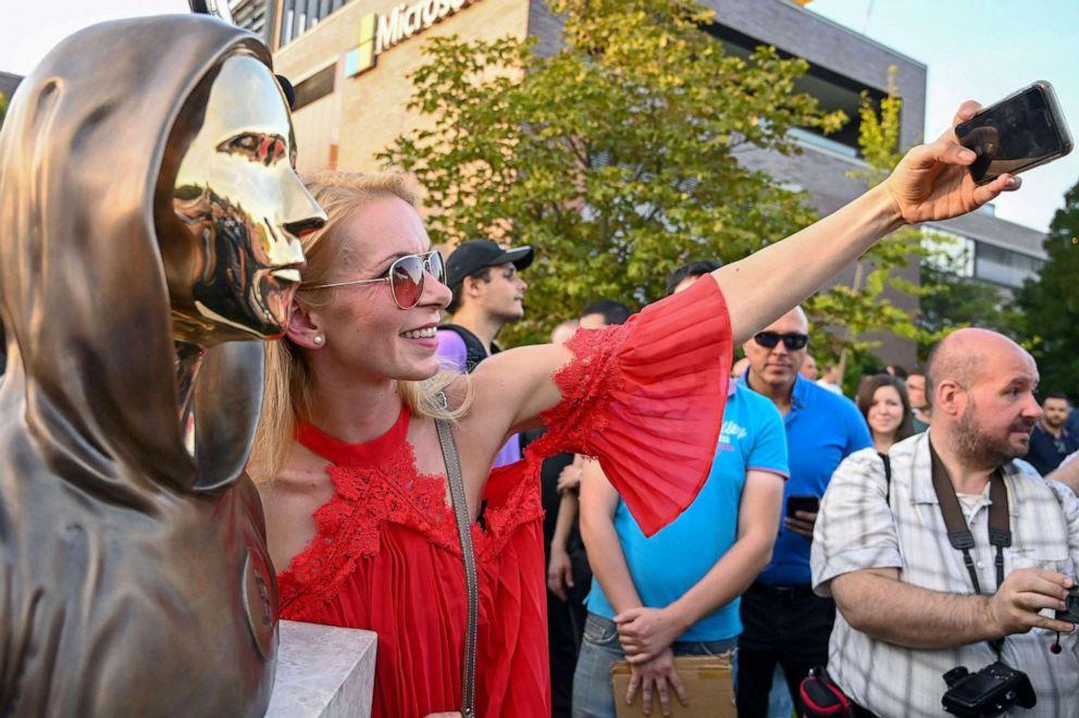 Trưng bày tượng 'cha đẻ' bí ẩn của Bitcoin 