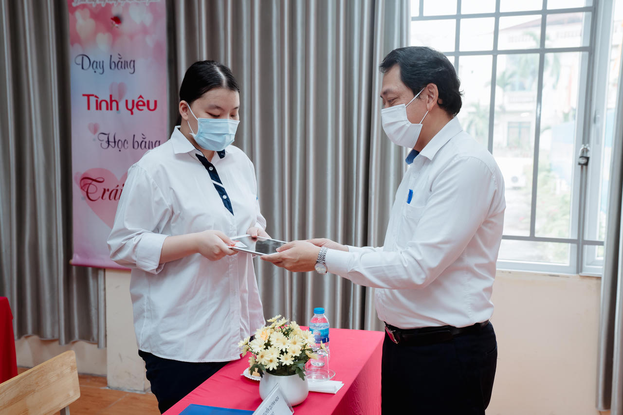 MobiFone tiếp tục tài trợ cho chương trình "Sóng và máy tính cho em"