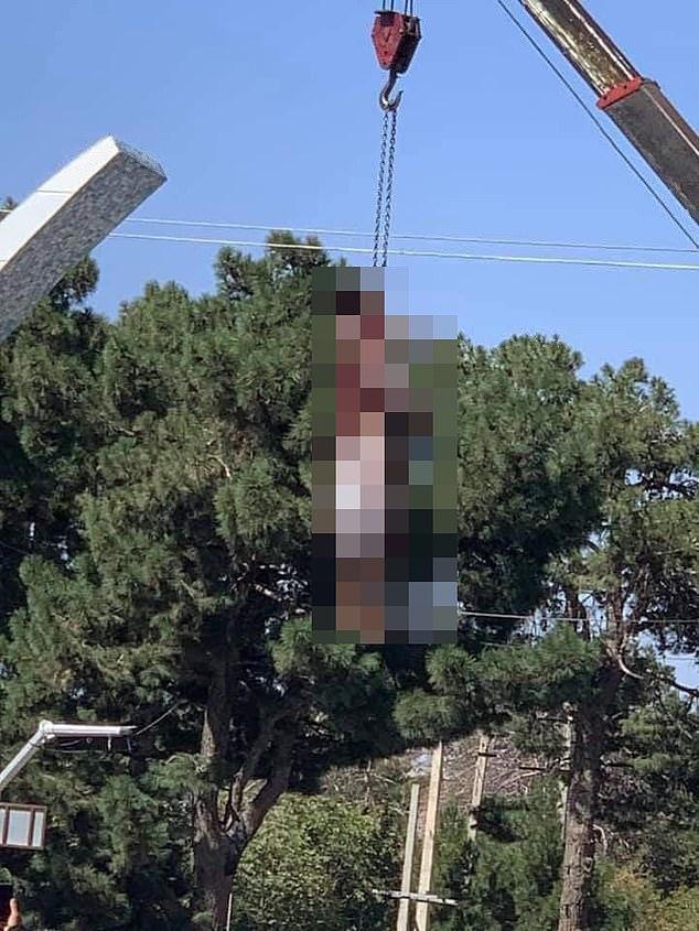 Kinh hoàng thi thể tội phạm bắt cóc bị Taliban treo giữa quảng trường làm "bài học"