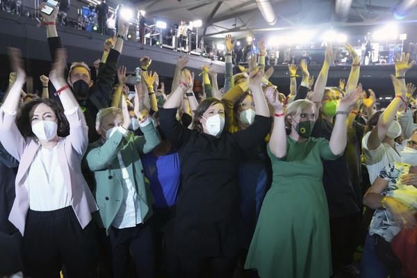 SPD đánh bại những người bảo thủ trong cuộc bỏ phiếu để quyết định người kế nhiệm bà Merkel