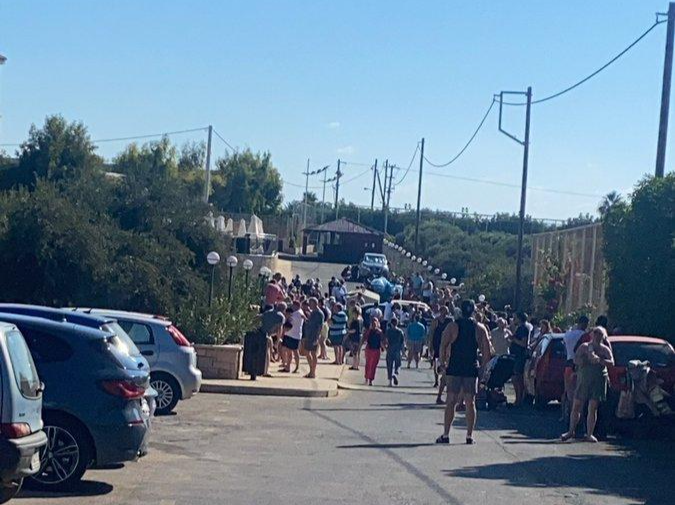 Dân hoảng loạn khi chuỗi trận động đất làm rung chuyển cả hòn đảo ngoài khơi Địa Trung Hải