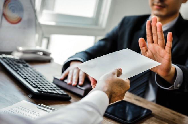 Doanh nghiệp vẫn phải trả các khoản phí không chính thức