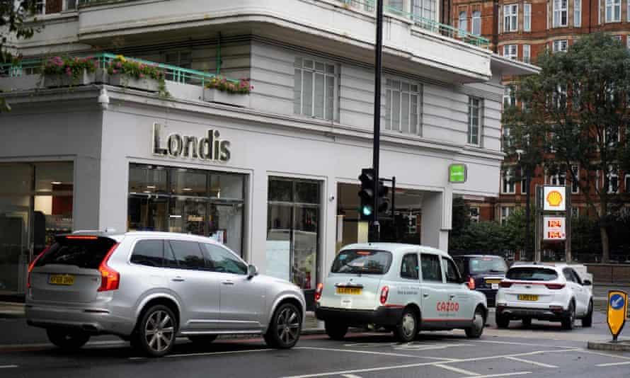 "Quyết định táo bạo" của Thủ tướng Anh giữa khủng hoảng thiếu nhiên liệu và hàng hóa