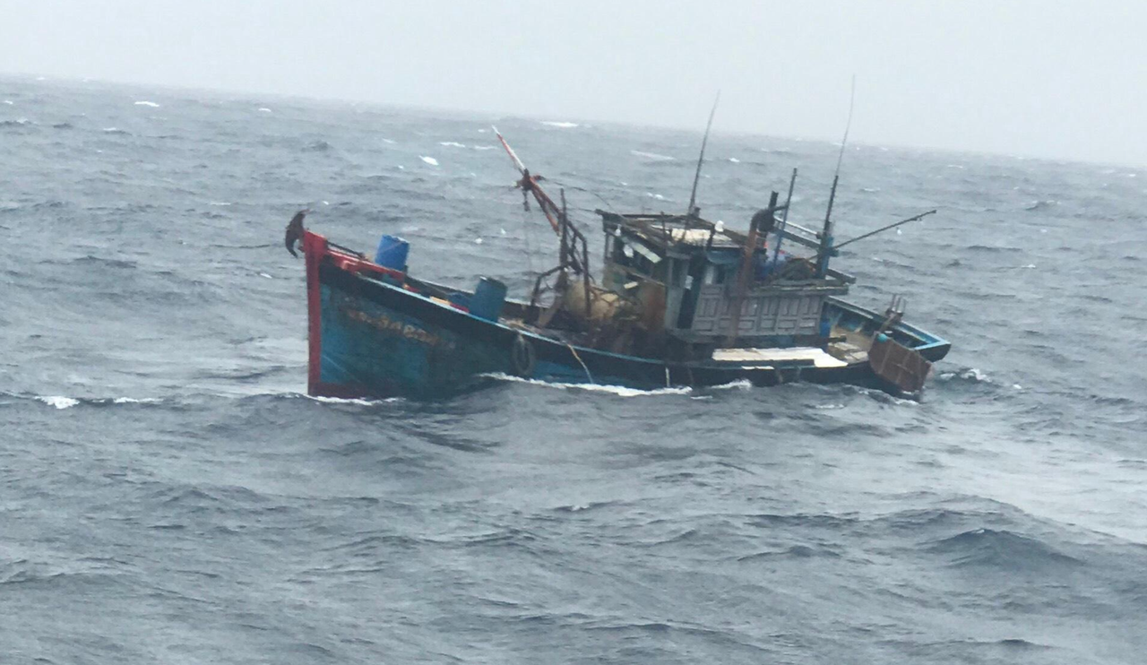 Chạy đua với áp thấp cứu thuyền trưởng gặp nạn trên tàu cá bị chìm
