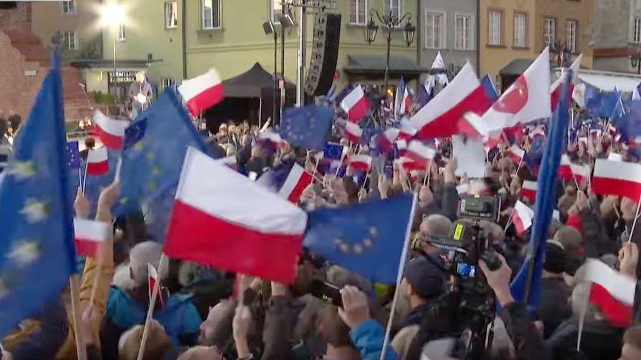 Ba Lan "căng thẳng" với EU và cảnh báo tự vệ bằng "bất kỳ vũ khí nào"