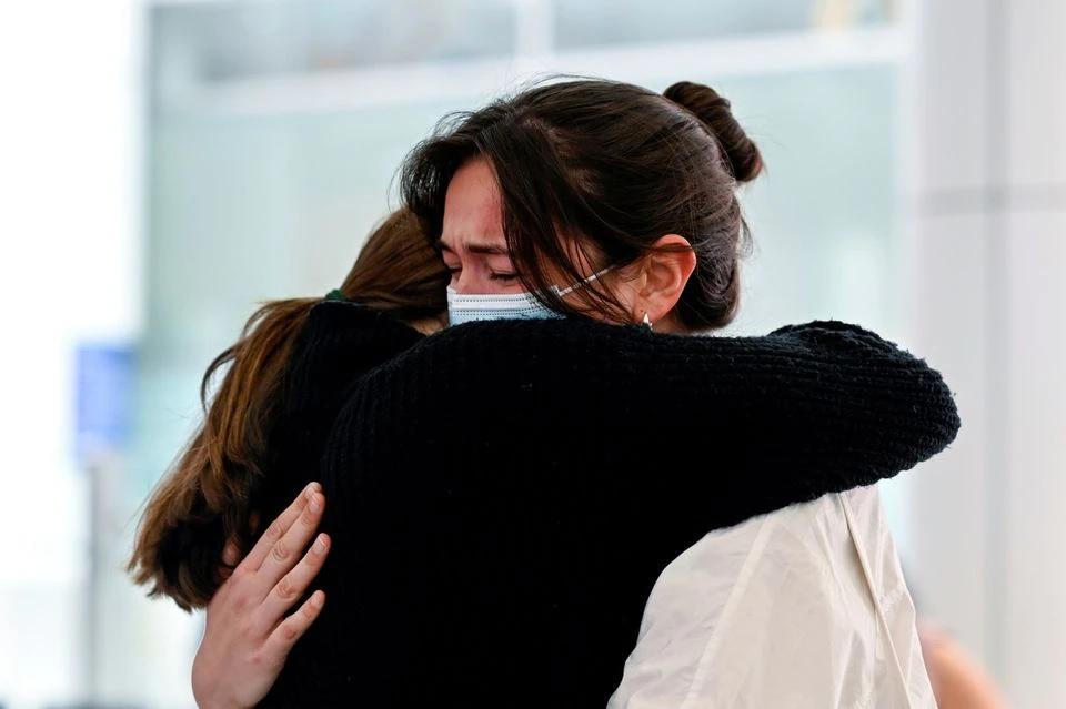 Những cuộc đoàn tụ đẫm nước mắt sau 600 ngày ngăn cách vì COVID-19