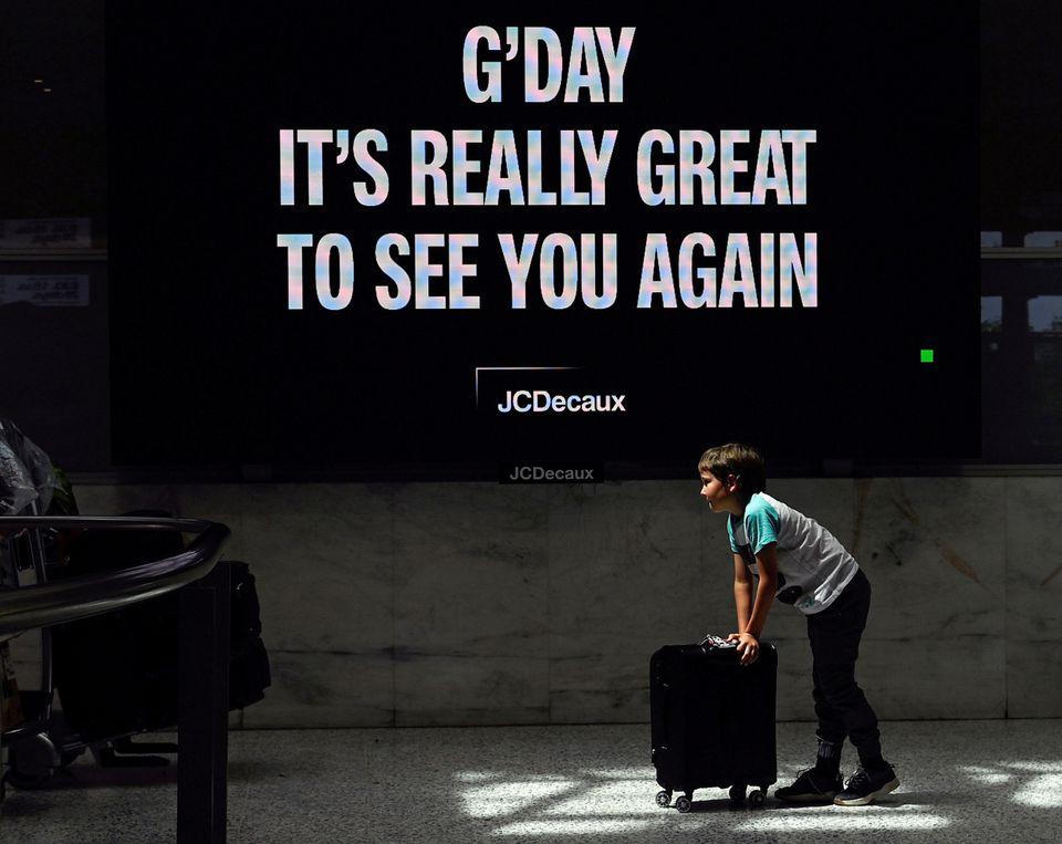 Những cuộc đoàn tụ đẫm nước mắt sau 600 ngày ngăn cách vì COVID-19