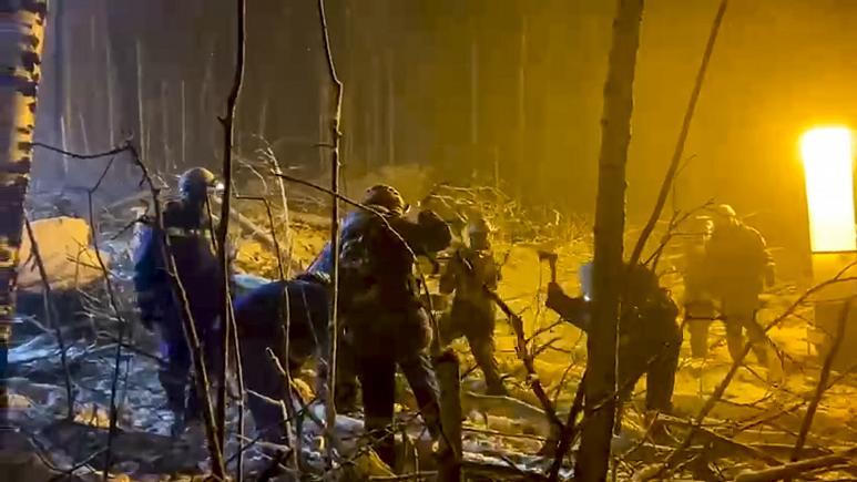 Toàn bộ phi hành đoàn tử vong khi máy bay rơi từ độ cao 230m gây cháy 300 mét vuông 