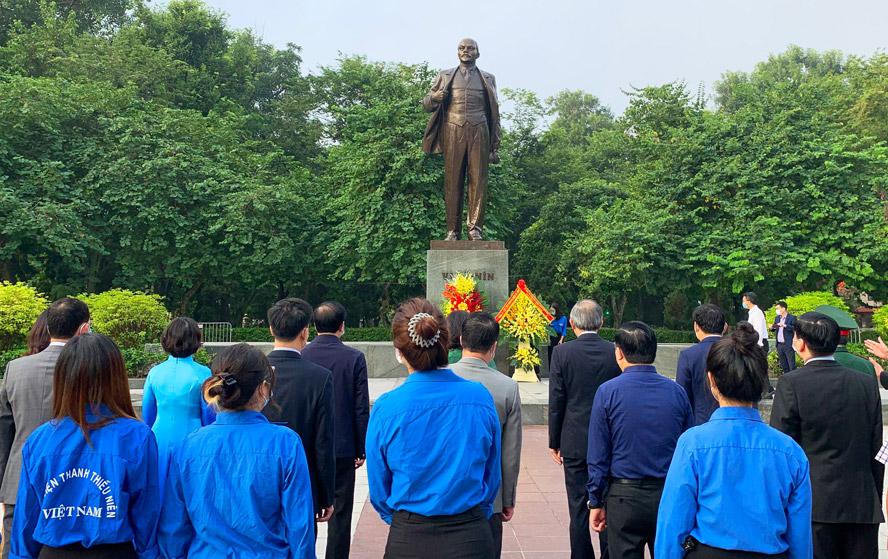 Lãnh đạo thành phố Hà Nội đặt hoa tưởng niệm tại Tượng đài V.I.Lênin