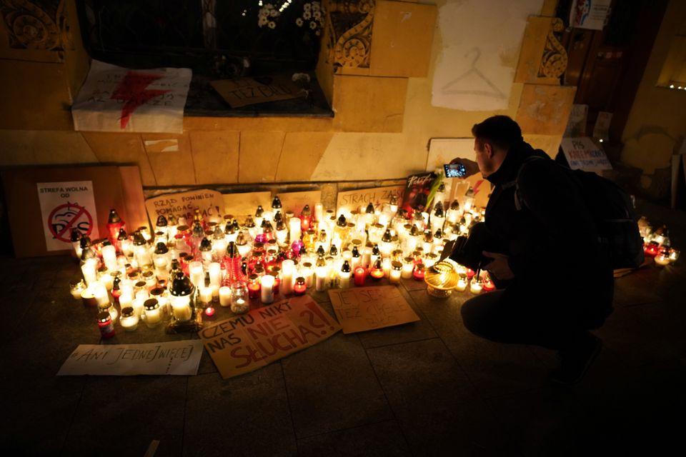 Ba Lan "phẫn nộ" phản đối luật phá thai nghiêm ngặt