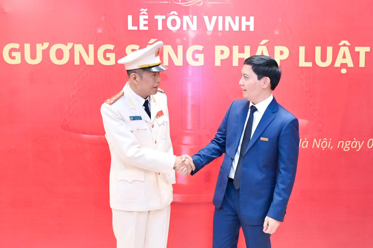Trang trọng lễ vinh danh 50 Gương sáng Pháp luật năm 2021