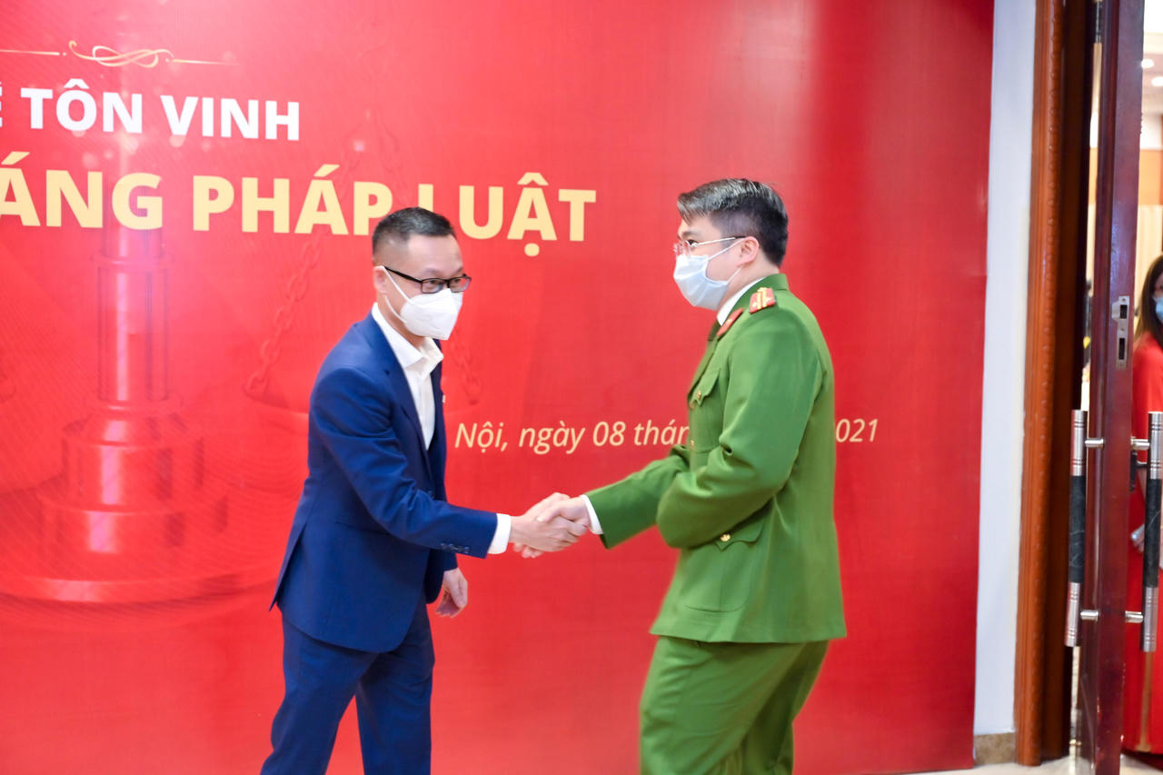 Trang trọng lễ vinh danh 50 Gương sáng Pháp luật năm 2021