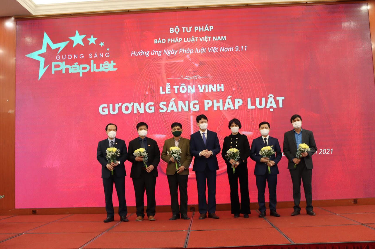 Trang trọng lễ vinh danh 50 Gương sáng Pháp luật năm 2021