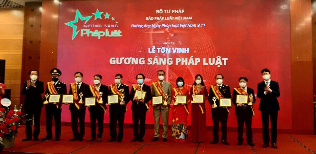 Trang trọng lễ vinh danh 50 Gương sáng Pháp luật năm 2021