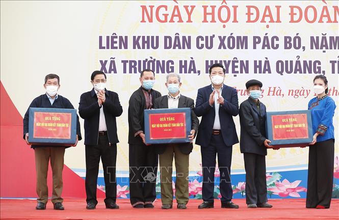 Thủ tướng dự Ngày hội Đại đoàn kết toàn dân tộc tại Khu Di tích Pác Bó