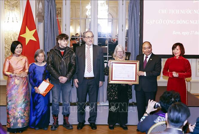 Chủ tịch nước Nguyễn Xuân Phúc đón nhận tình cảm với quê hương, đất nước của cộng đồng người Việt Nam tại Thụy Sĩ 