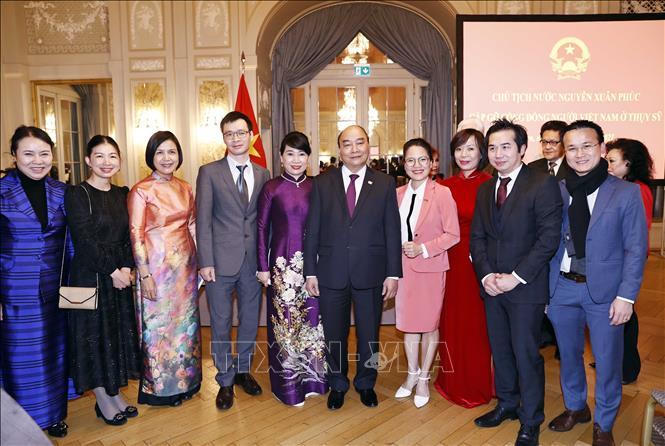 Chủ tịch nước Nguyễn Xuân Phúc đón nhận tình cảm với quê hương, đất nước của cộng đồng người Việt Nam tại Thụy Sĩ 