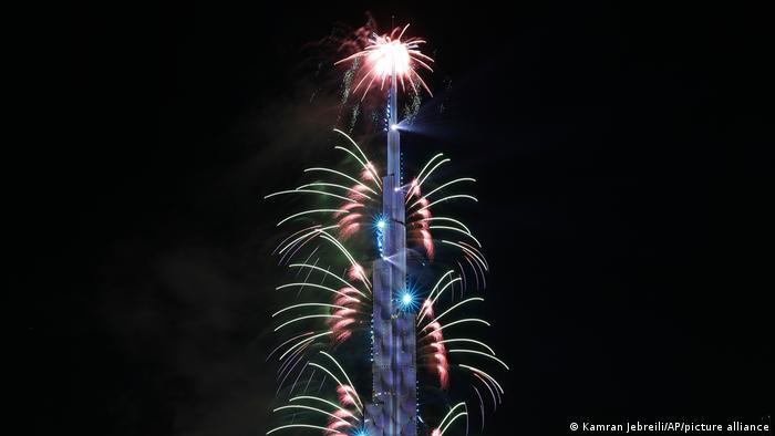 Bị COVID-19 "phủ bóng mờ", các lễ kỷ niệm Năm mới lung linh vẫn sẽ diễn ra