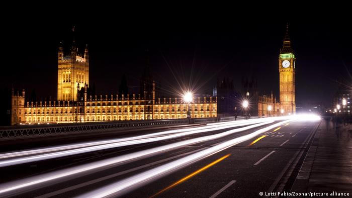 Bị COVID-19 "phủ bóng mờ", các lễ kỷ niệm Năm mới lung linh vẫn sẽ diễn ra