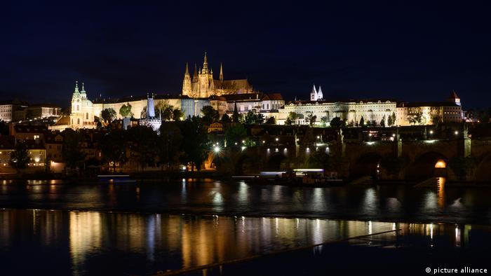 Bị COVID-19 "phủ bóng mờ", các lễ kỷ niệm Năm mới lung linh vẫn sẽ diễn ra