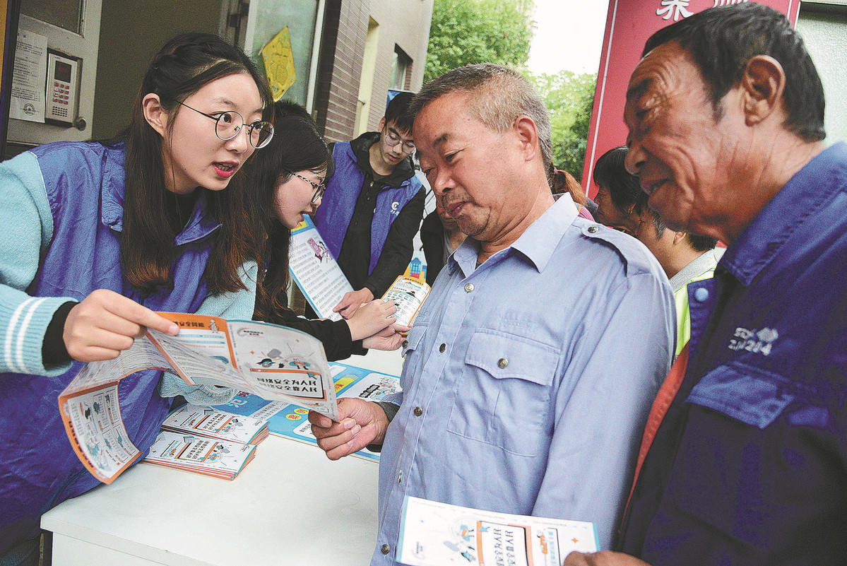 Hàng triệu người bị "cuốn" vào các buổi livestream của cảnh sát