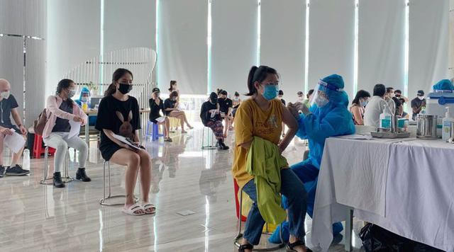 Việt Nam đã đúng khi ưu tiên tiêm chủng trước khi mở cửa hoàn toàn - Ảnh 3.