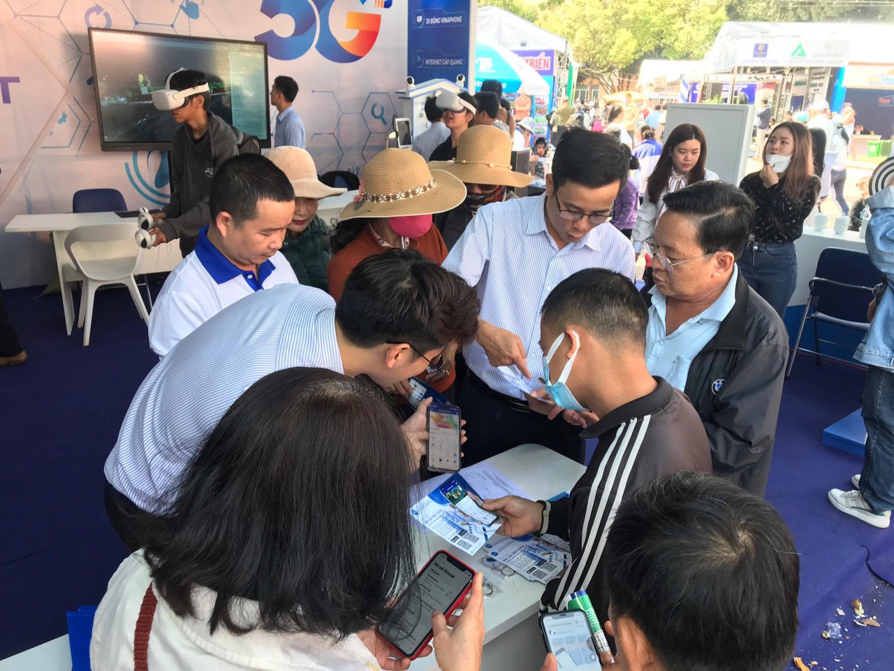 Trải nghiệm kết nối công nghệ cao với VinaPhone 5G tại Lễ hội cà phê Buôn Ma Thuột 2023