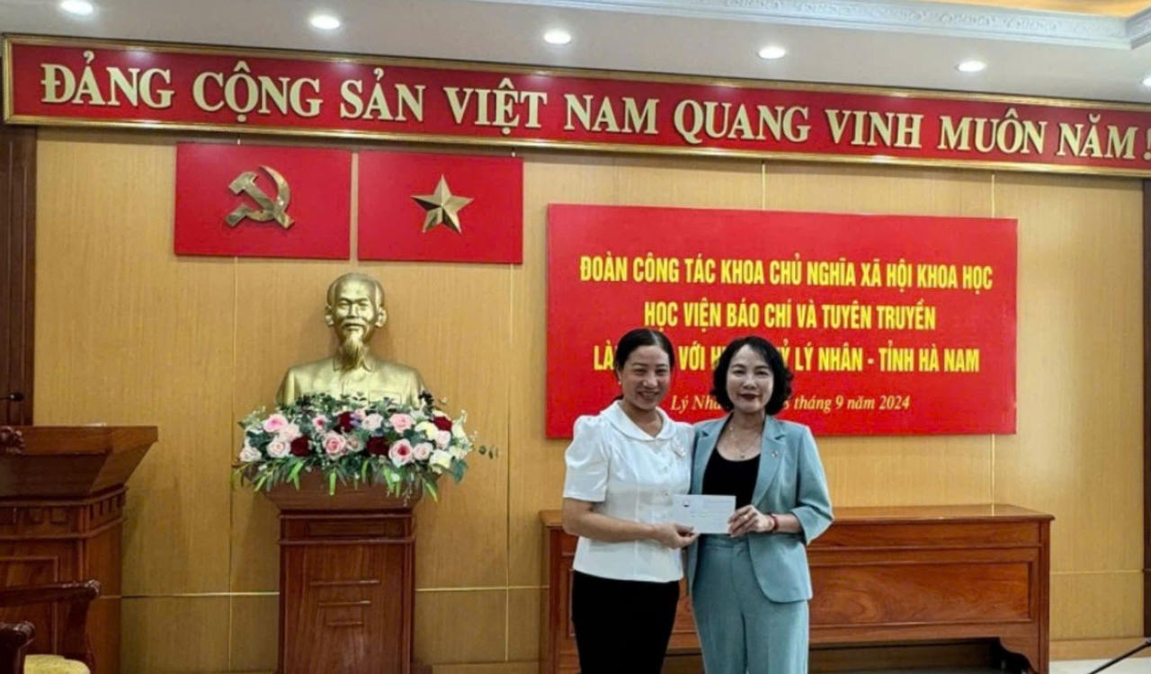 Đưa học viên cao học đi thực tế chính trị- xã hội